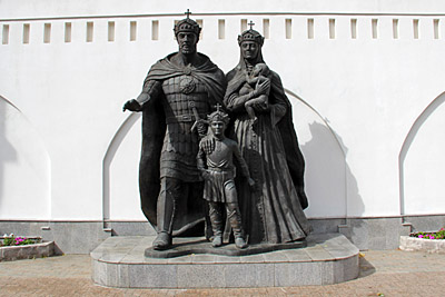 Памятник посвящен святому благоверному Великому князю Димитрию Донскому и супруге его святой благоверной Великой княгине Евдокии, во иноцех Евфросинии