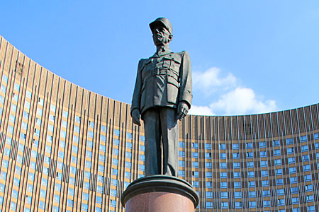 Памятник французскому генералу Шарлю Де Голлю возле гостиницы «Космос»