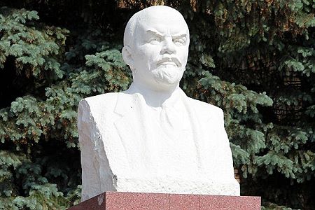 Бюст В. И. Ленина в Волоколамске.