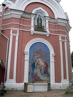 Можайск, храмовый комплекс церквей Иоакима и Анны. По всему внешнему фасаду церкви расположены фрески.