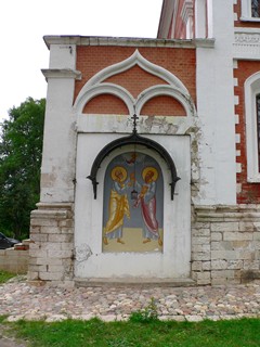 Можайск. Образ Петра и Павла на южной стене Петропавловской церкви.