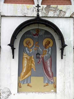 Можайск. Образ Петра и Павла на южной стене Петропавловской церкви.