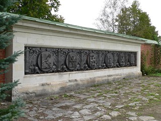 Спасо-Бородинский женский монастырь, село Семеновское. Барельефы на стене Спасо-Бородинского монастыря.