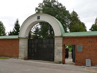 Главный вход в Спасо-Бородинский монастырь.