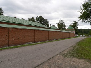 Автостоянка возле стен Спасо-Бородинского женского монастыря.