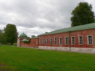 Спасо-Бородинский женский монастырь, село Семеновское. Келейный корпус и угловая башня.