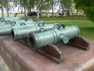 Бородино. Стволы трофейных артиллерийских орудий 1812 года.