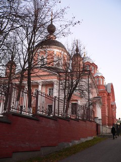 Хотьково, Покровский Хотьков женский монастырь. Покровский собор, за ним Никольский собор