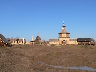 Водопад Гремячий ключ. Церковь Сергия Радонежского и Святые ворота. Вид со стороны строящегося паломнического центра