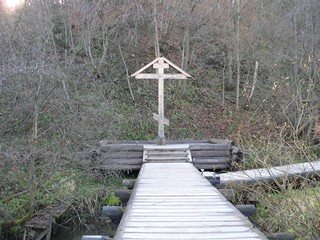 Водопад Гремячий ключ. Памятный крест