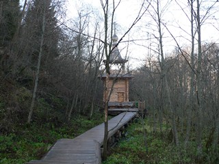 Водопад Гремячий ключ. Мостушка, ведущая к деревянной звоннице