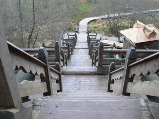 Водопад Гремячий ключ. Лестница, ведущая вниз от Святого источника