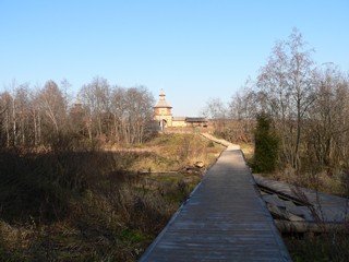 Водопад Гремячий ключ. Мостушка. Впереди Святые ворота, еще дальше – Сергиевская церковь