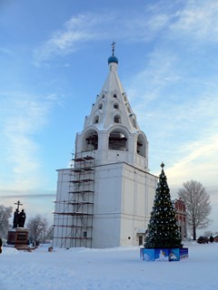 Коломна. Памятник святым равноапостольным Кириллу и Мефодию, шатровая колокольня Коломенского кремля и рождественская ёлка