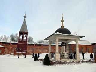 Зарайск. Зарайский кремль. Звонница и памятник-надгробие.