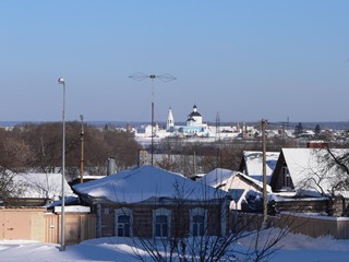 Коломна. За памятником виден Богородице-Рождественский Бобренев мужской монастырь.