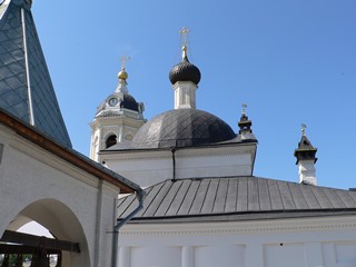 Серпухов, Высоцкий мужской монастырь. Вид с крыльца Зачатьевского собора на купола Покровского храма.
