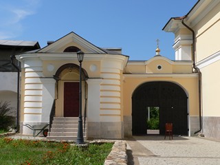 Серпухов, Высоцкий мужской монастырь. Святые ворота возле колокольни.