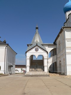 Серпухов, Высоцкий мужской монастырь. Купола Зачатьевского собора.