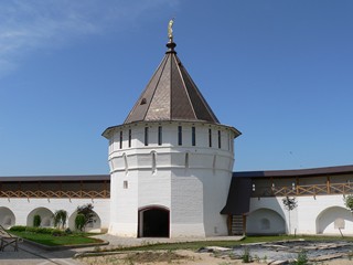 Серпухов, Высоцкий мужской монастырь. Башня вблизи.
