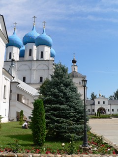 Серпухов, Высоцкий мужской монастырь. Вид от входа в Покровский храм на Зачатьевский собор и Сергиевскую церковь.