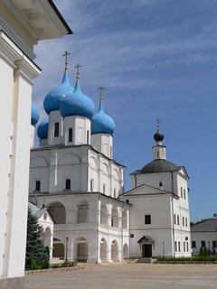 Серпухов, Высоцкий мужской монастырь. Зачатьевский собор и Сергиевская церковь.