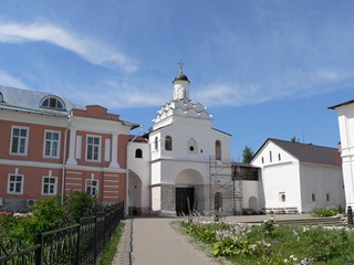 Серпухов, Владычный женский монастырь. Надвратная церковь Феодота Анкирского. Слева от церкви настоятельский корпус, справа - музей (бывший Келейный корпус).