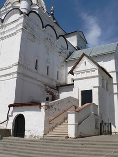 Серпухов, Владычный женский монастырь. Крыльцо церкви Георгия Победоносца.