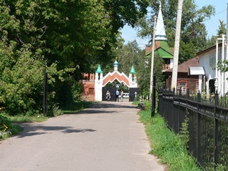 Серпухов, Владычный женский монастырь. Дорога от входных ворот к Западным Святым воротам.