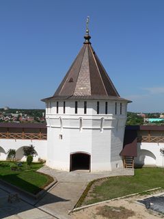 Серпухов, Высоцкий мужской монастырь. Вид с крыльца Зачатьевского собора на башню ограды монастыря.