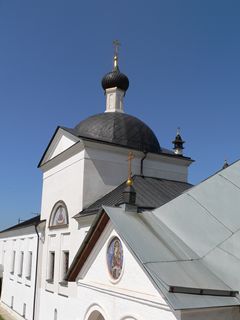 Серпухов, Высоцкий мужской монастырь. Крыльцо Зачатьевского собора и купол Покровского храма.