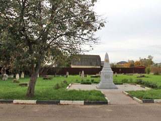 Старые надгробия возле храма и памятник воинам Отечественной войны 1812 г. в селе Битягово.