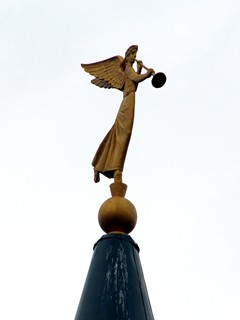 Николо-Радовицкий монастырь. Ангел на крыше настоятельского корпуса.