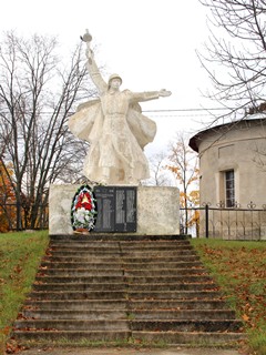 Радовицы, Памятник воинам, павшим в годы Великой Отечественной Войны возле Богородице-Рождественской церкви.