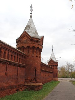 Свято-Троицкий Мариинский женский монастырь. Ограда и башни монастыря.