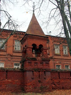 Свято-Троицкий Мариинский женский монастырь. Одна из башен монастырской ограды.