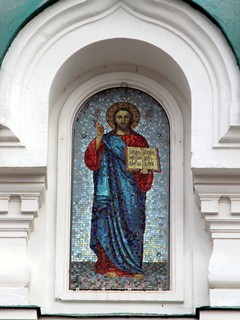 Мозаичная икона Спасителя на фасаде церкви Александра Невского в Егорьевске.