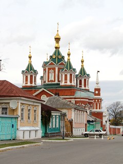 Пятишатровый Крестовоздвиженский собор был возведён в 1852-1855 гг. с двумя приделами: в честь Казанской иконы Божией матери и Святителя Иоанна Златоуста.