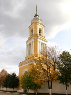 Монастырская колокольня - одно из лучших произведений ампира в Коломне.