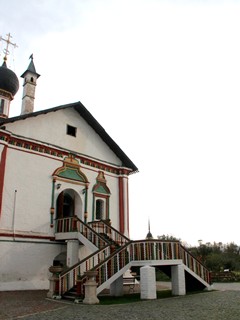 Коломна, Крыльцо Троицкой церкви Ново-Голутвина монастыря.