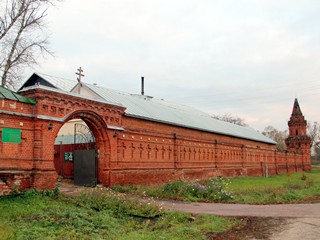 Святые ворота, стена и угловая башня Казанского Колычевского женского монастыря.