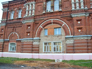 Казанский Колычевский женский монастырь Проход под колоколльней заложен и превращен в жилые помещения