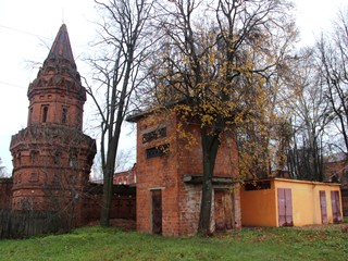 Казанский Колычевский женский монастырь. Еще одна угловая башня и трансформаторная будка.