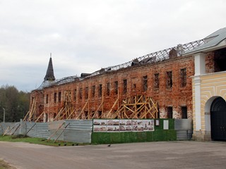 Николо-Радовицкий монастырь. Восстанавливаемое строение монастыря.