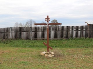 Поклонный крест на территории Николо-Радовицкого монастыря.