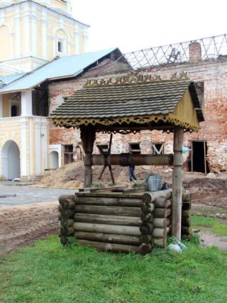 Николо-Радовицкий монастырь. Колодец.