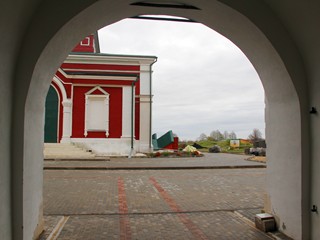 Николо-Радовицкий монастырь. Вид на Богородице-Рождественский собор из прохода под колокольней.