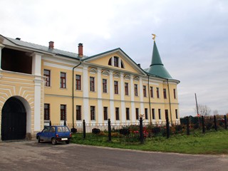 Новый настоятельский корпус Николо-Радовицкого монастыря.
