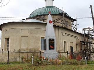 Обелиск возле Богородице-Рождественской церкви в Радовицах.
