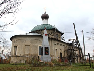 Радовицы, обелиск возле Богородице-Рождественской церкви.